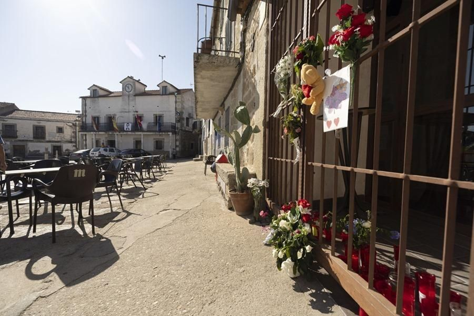 Flores y velas dejados a las puertas del bar La Boyería, que regentaba la víctima, en la localidad toledana de Pelahustán