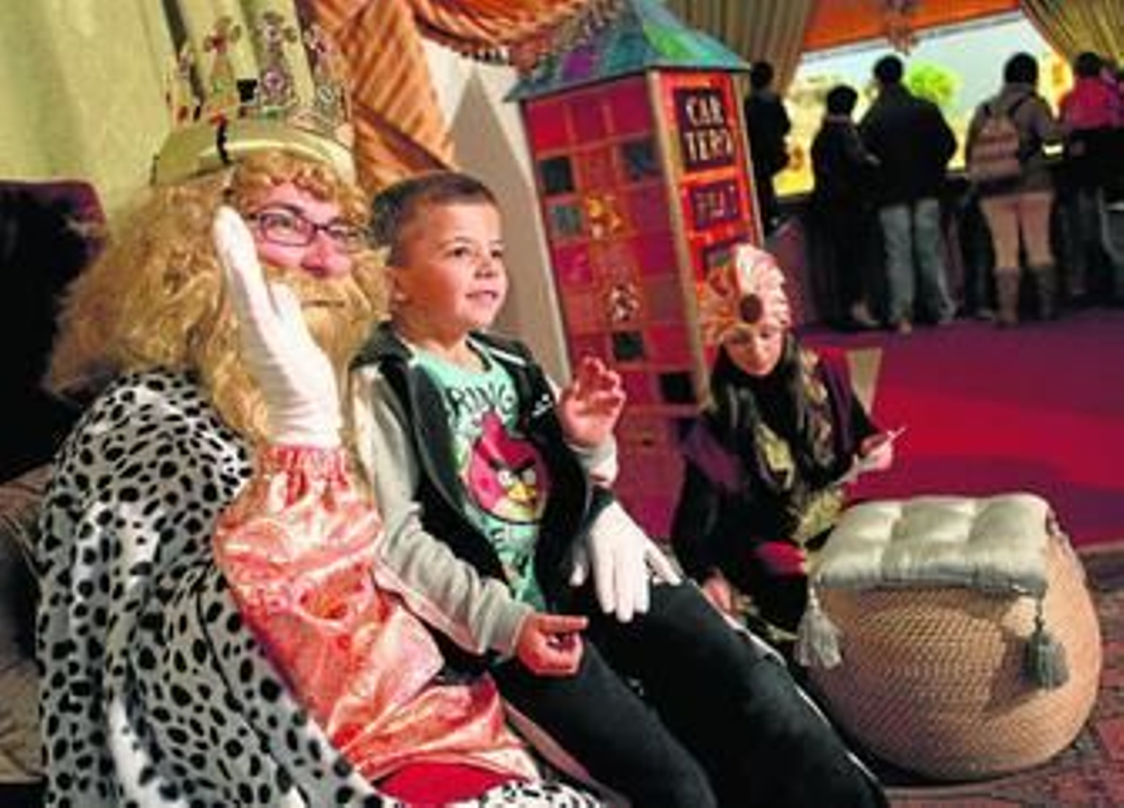 El Rey Gaspar, ayer, con uno de los niños que fue a visitarlo a la Casa Pemán.