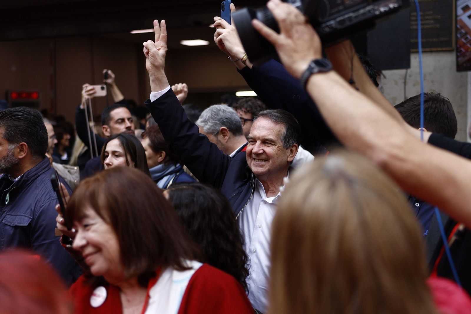 Concentración en Ferraz en apoyo a Sánchez