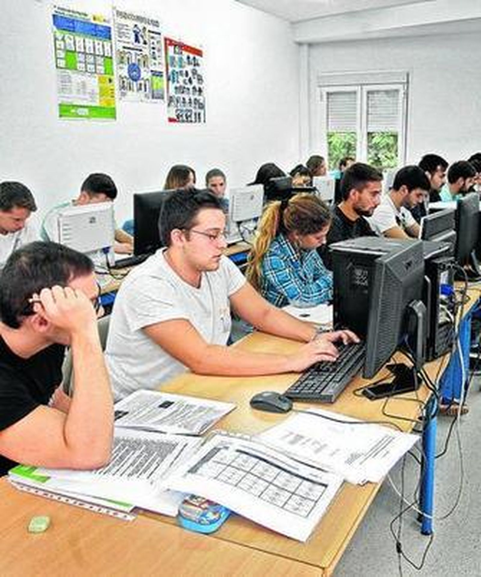 Jóvenes estudiando informática en el IES de San Severiano.