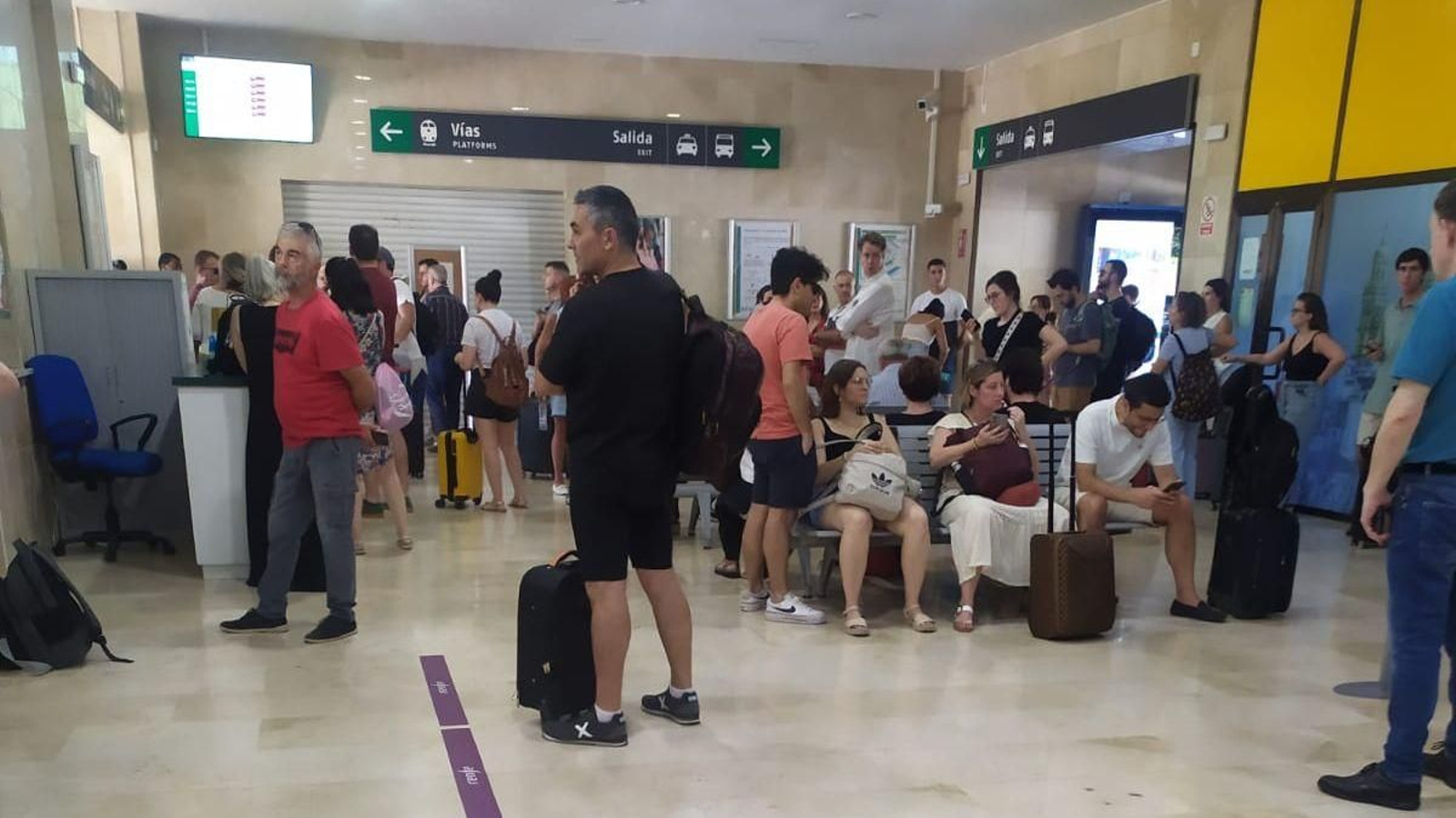 Los pasajeros se refugian del calor en la estación de tren de Jaén.