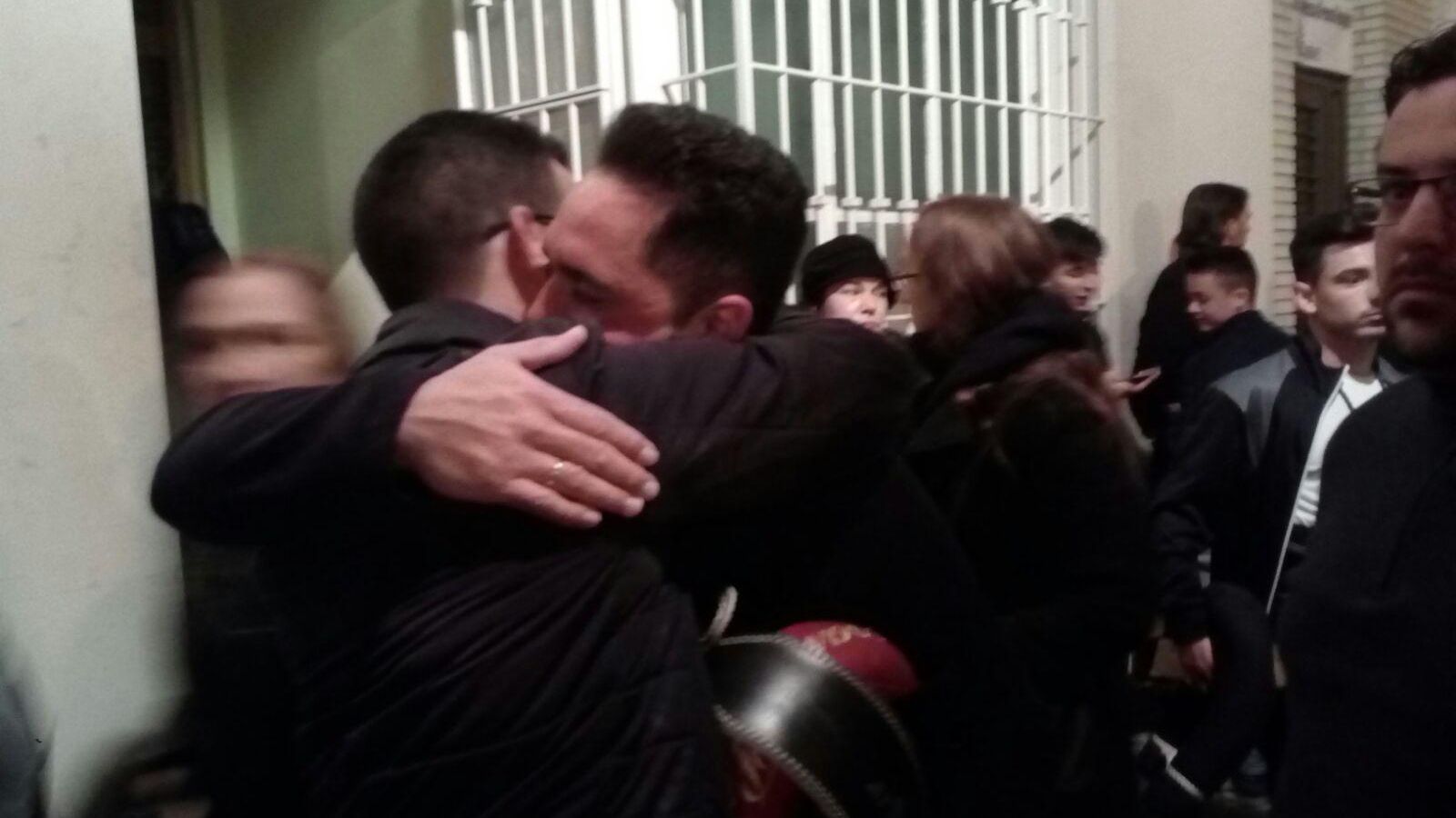 Costaleros de las Cinco Llagas, abrazándose desconsolados tras la suspensión Costaleros de las Cinco Llagas, abrazándose desconsolados tras la suspensión