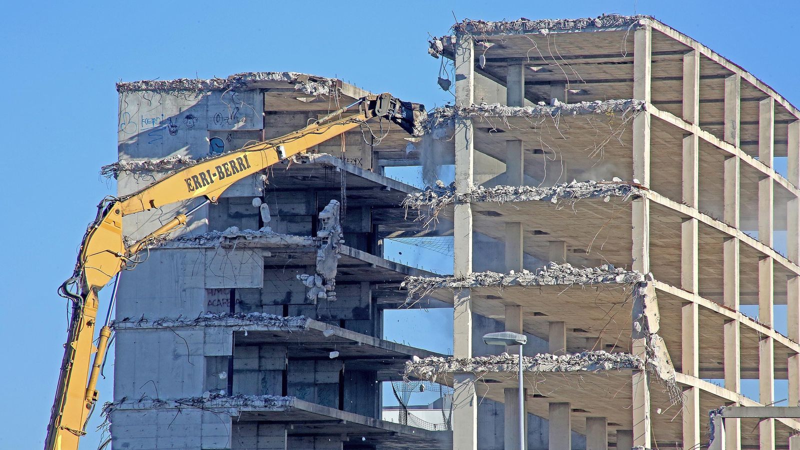 Actualmente se está procediendo al derribo del fallido palacio de congresos. Actualmente se está procediendo al derribo del fallido palacio de congresos.