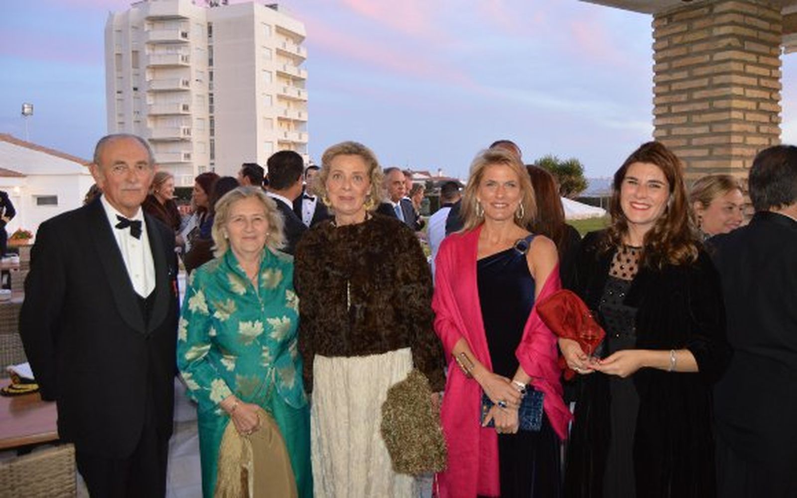 Marqueses de Villarreal de Burriel, Lucía Velasco, Cristina Luque y Marta Pérez, durante el cóctel.

Foto: Ignacio Casas de Ciria