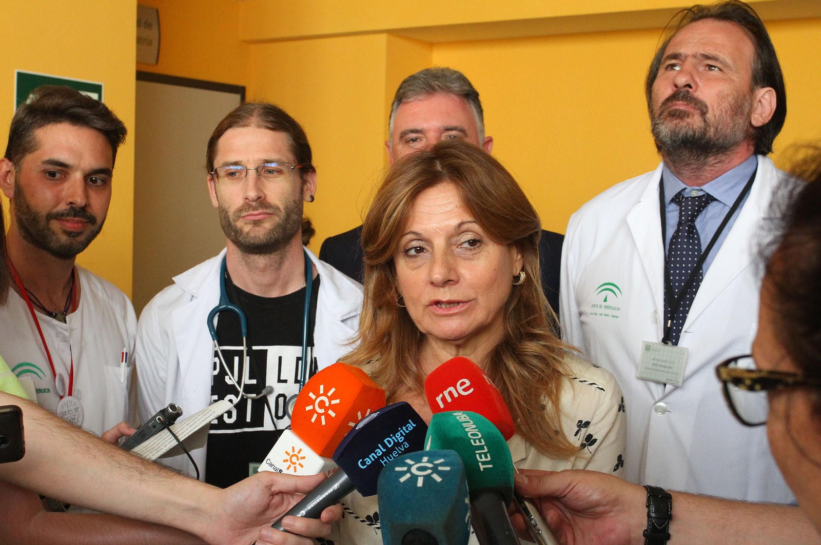 Marina Álvarez hace declaraciones a los medios.