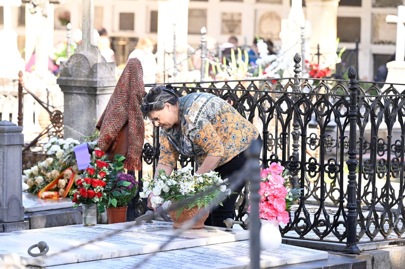 Las imágenes del día de Todos los Santos en los cementerios de Córdoba