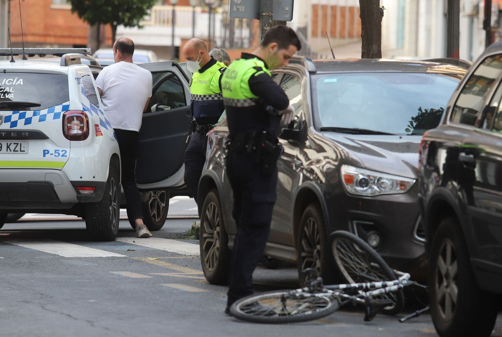 Un accidente protagonizado por un ciclista tras una persecución policial en Huelva.