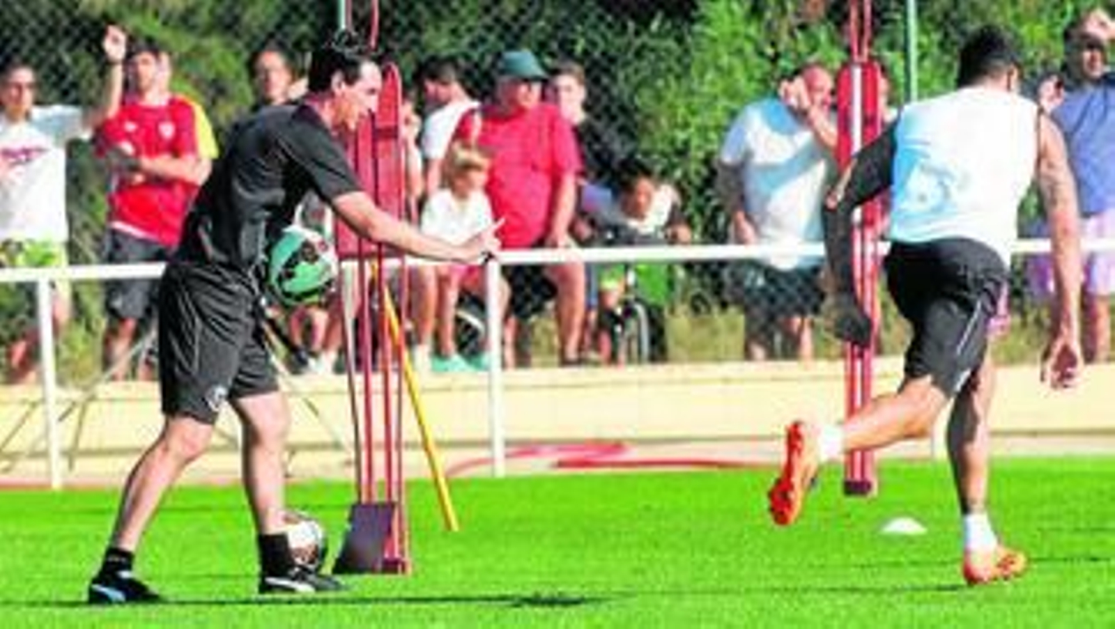Unai Emery da instrucciones mientras Vitolo inicia un sprint en Costa Ballena.