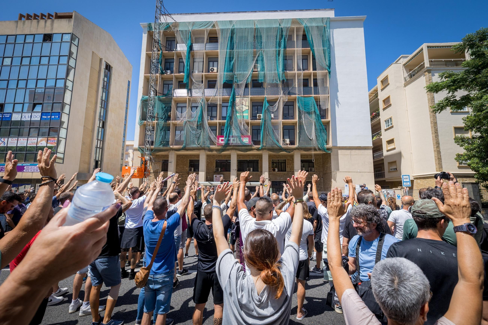 La manifestación del metal protesta ante el edificio de Sindicatos en Cádiz.