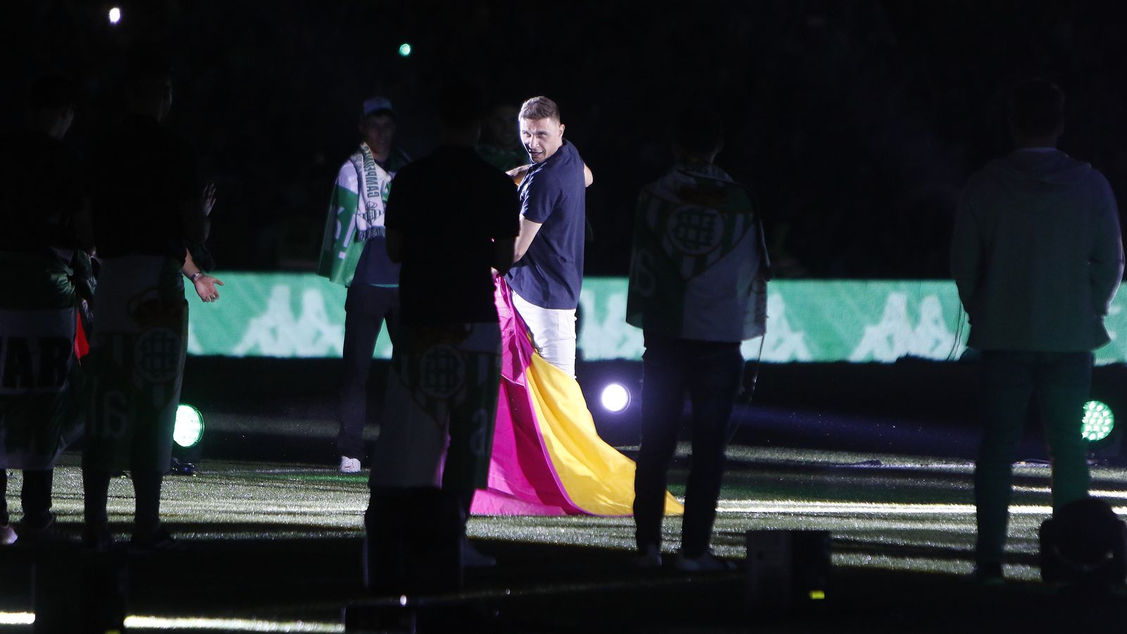 Joaquín, con el capote en el Benito Villamarín.
