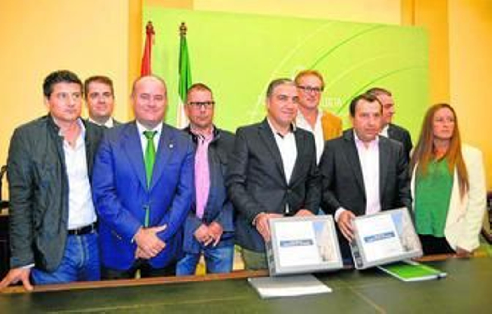 Representantes de la Junta y de la Diputación, tras la entrega del Plan Especial del enclave.