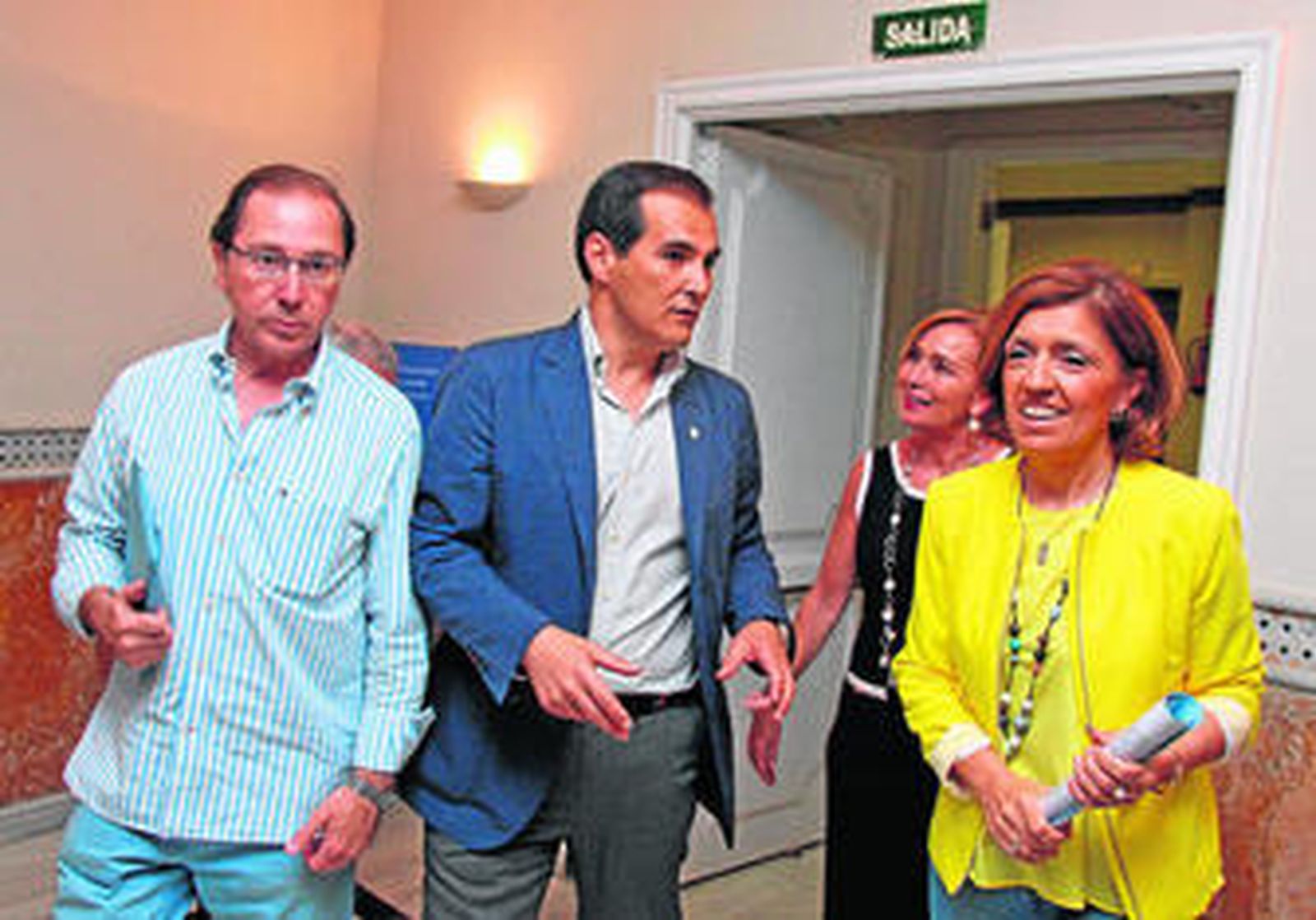 El candidato del PP, José Antonio Nieto, con miembros de su equipo, en la presentación del programa Córdoba Solidaria.