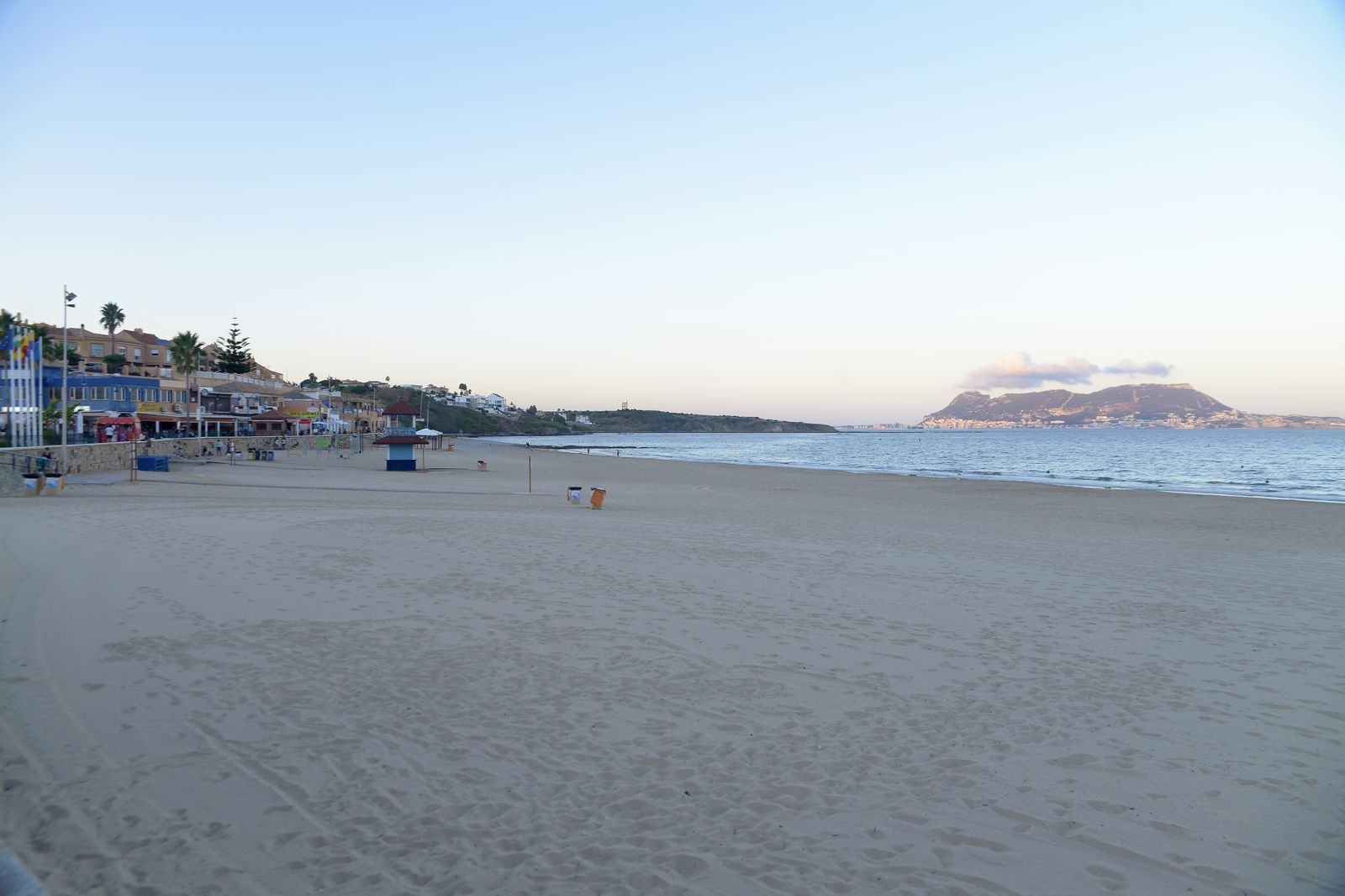 Fotos del cierre de las playas del Campo de Gibraltar por la noche