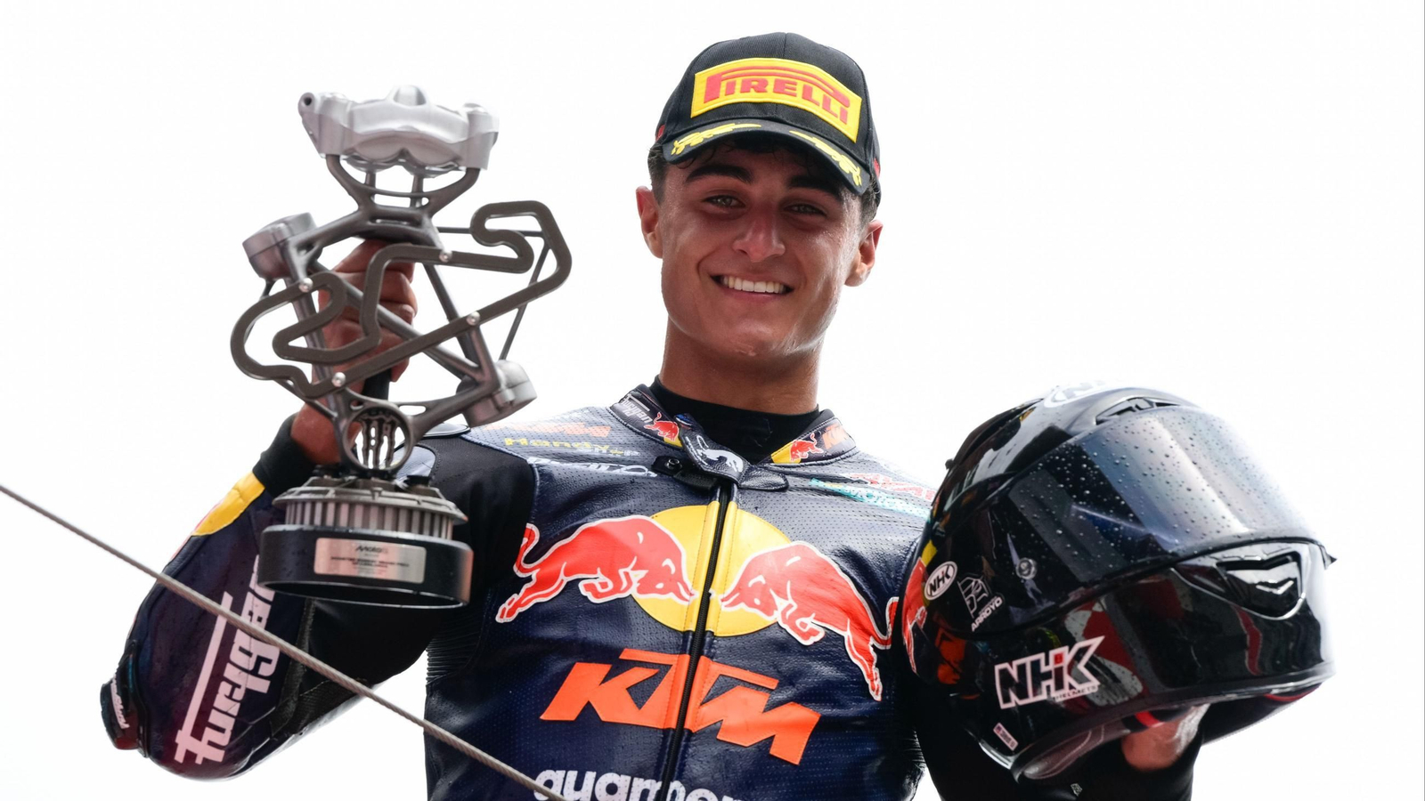 Dani Muñoz con el trofeo tras convertirse en el primer sevillano que logra en Moto2