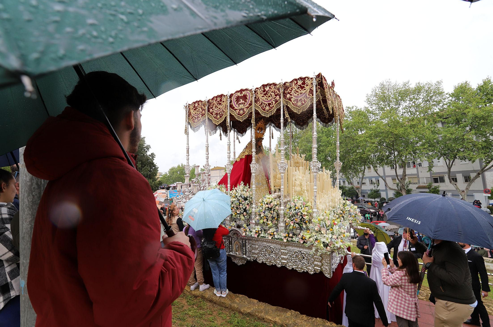 Imágenes de la procesión del Cautivo  bajo la lluvia en Huelva
