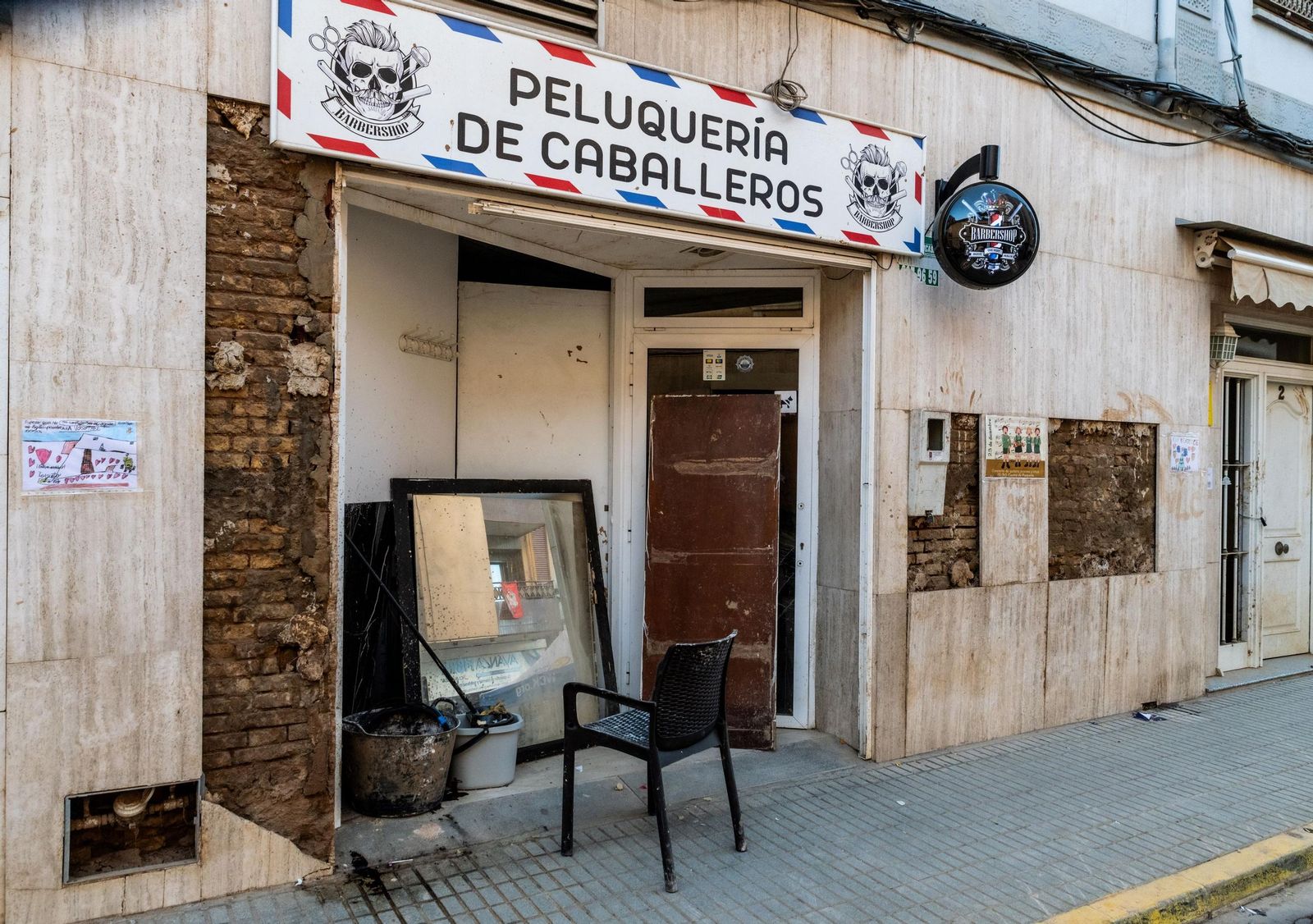 La peluquería quedo destrozada, cortaba el pelo gratis, fuera en la calle.