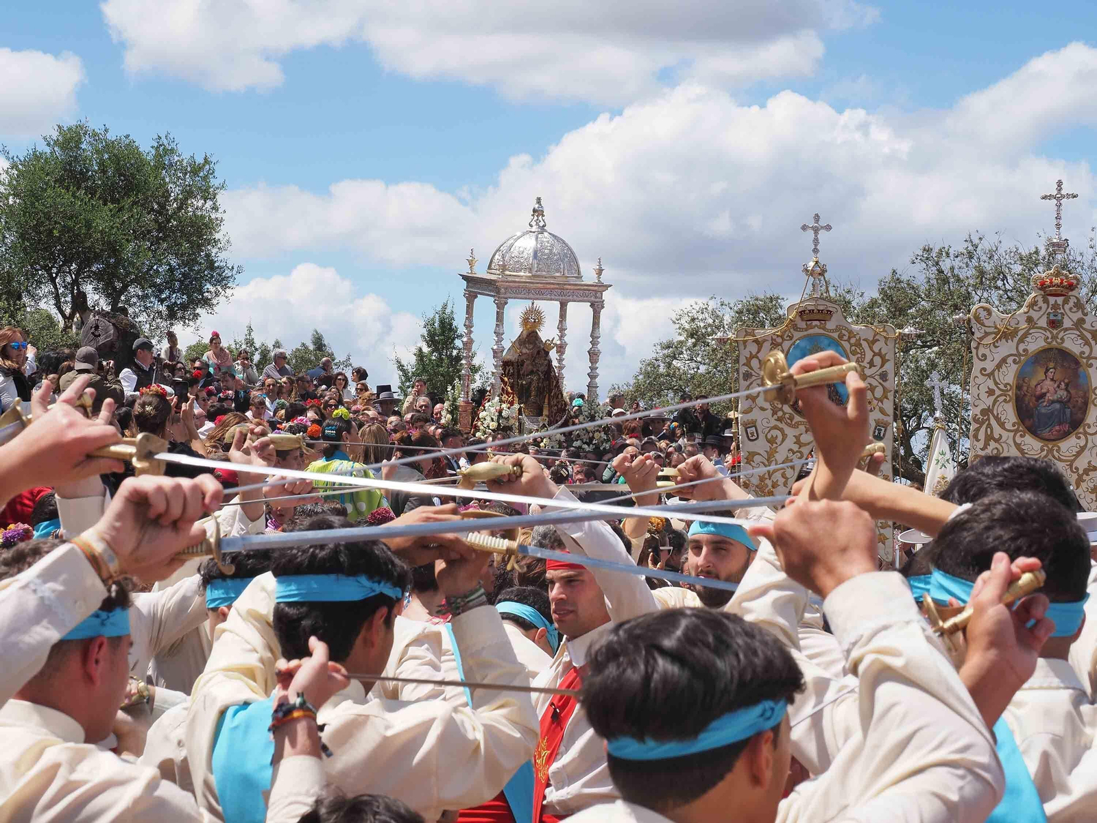 No te pierdas las espectaculares fotografías de la Romería de la Peña, en Puebla de Guzmán