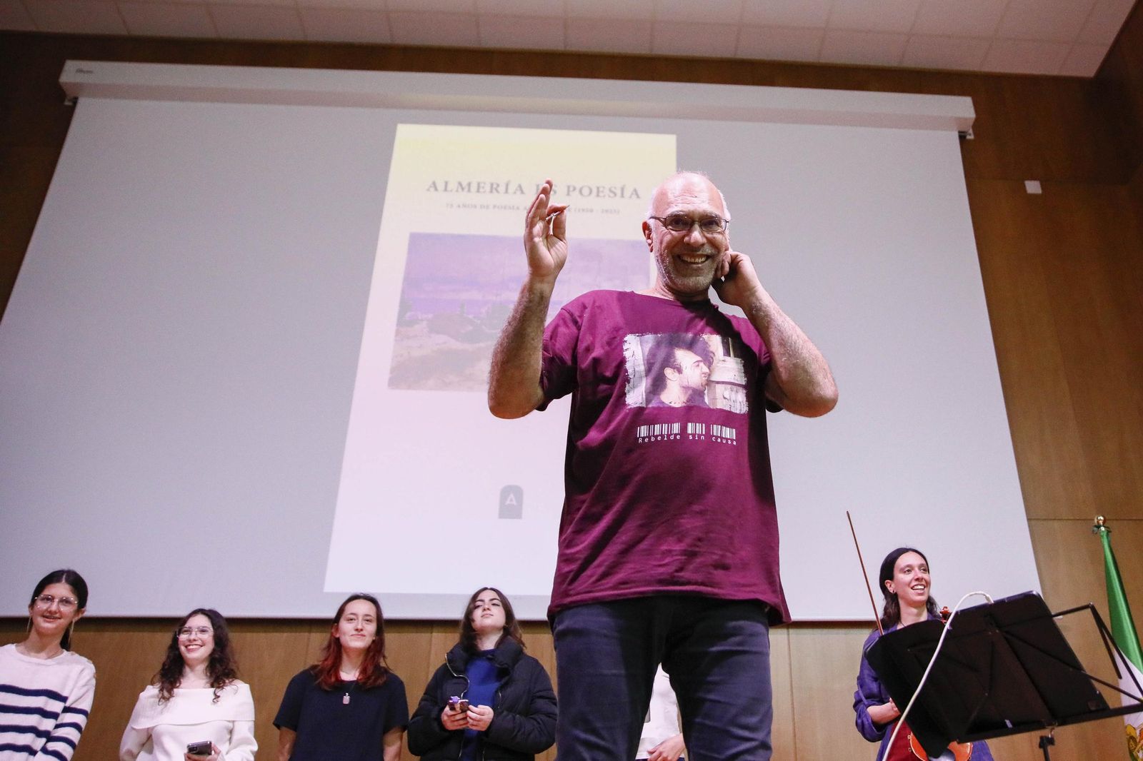 Las imágenes de la presentación del libro "Almería es poesía" en la biblioteca Villaespesa de la ciudad de Almería