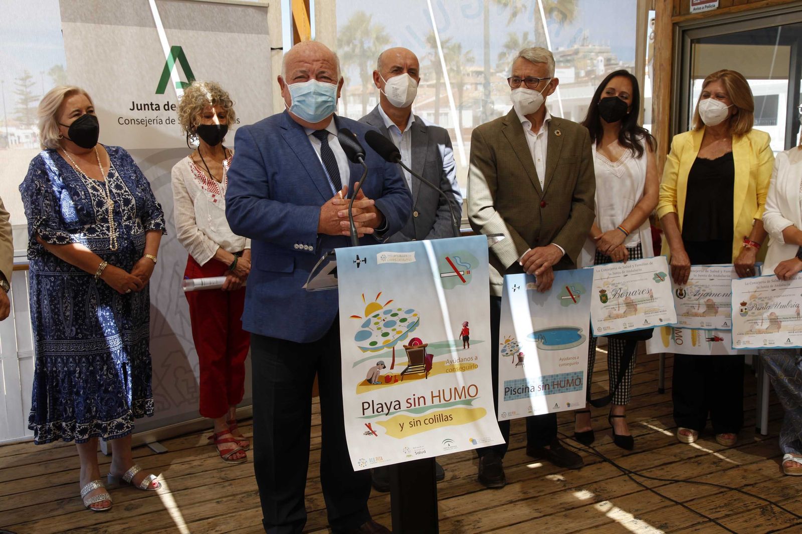 El consejero Aguirre durante la presentación de la campaña 'Playa sin humo'.