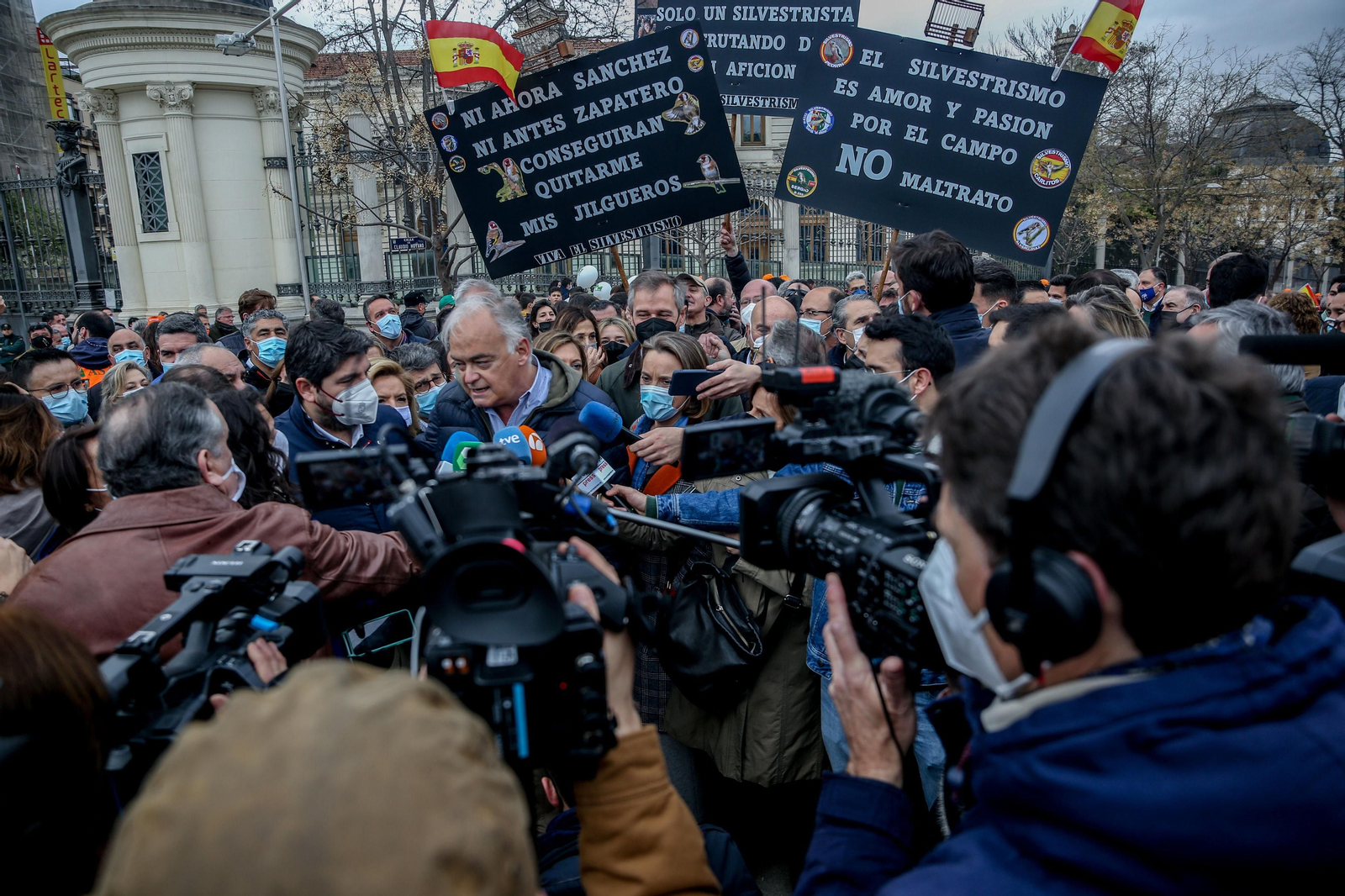 Tractores, rehalas de perros de caza y caballos en la manifestación del campo en Madrid