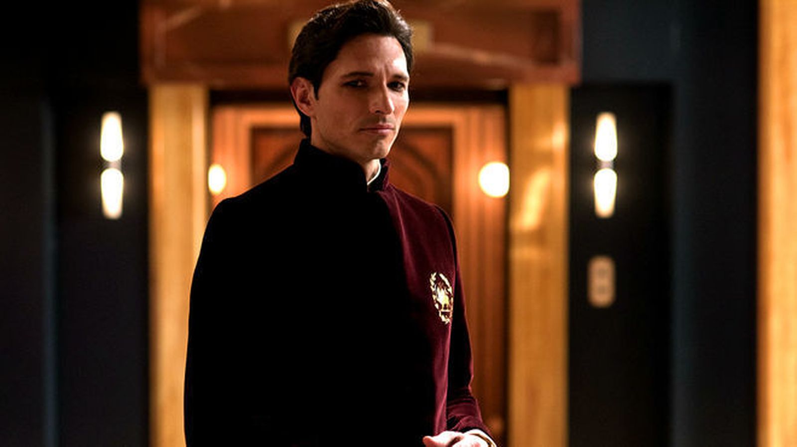 Andrés Velencoso como un malvado funcionario del sha iraní, Omar