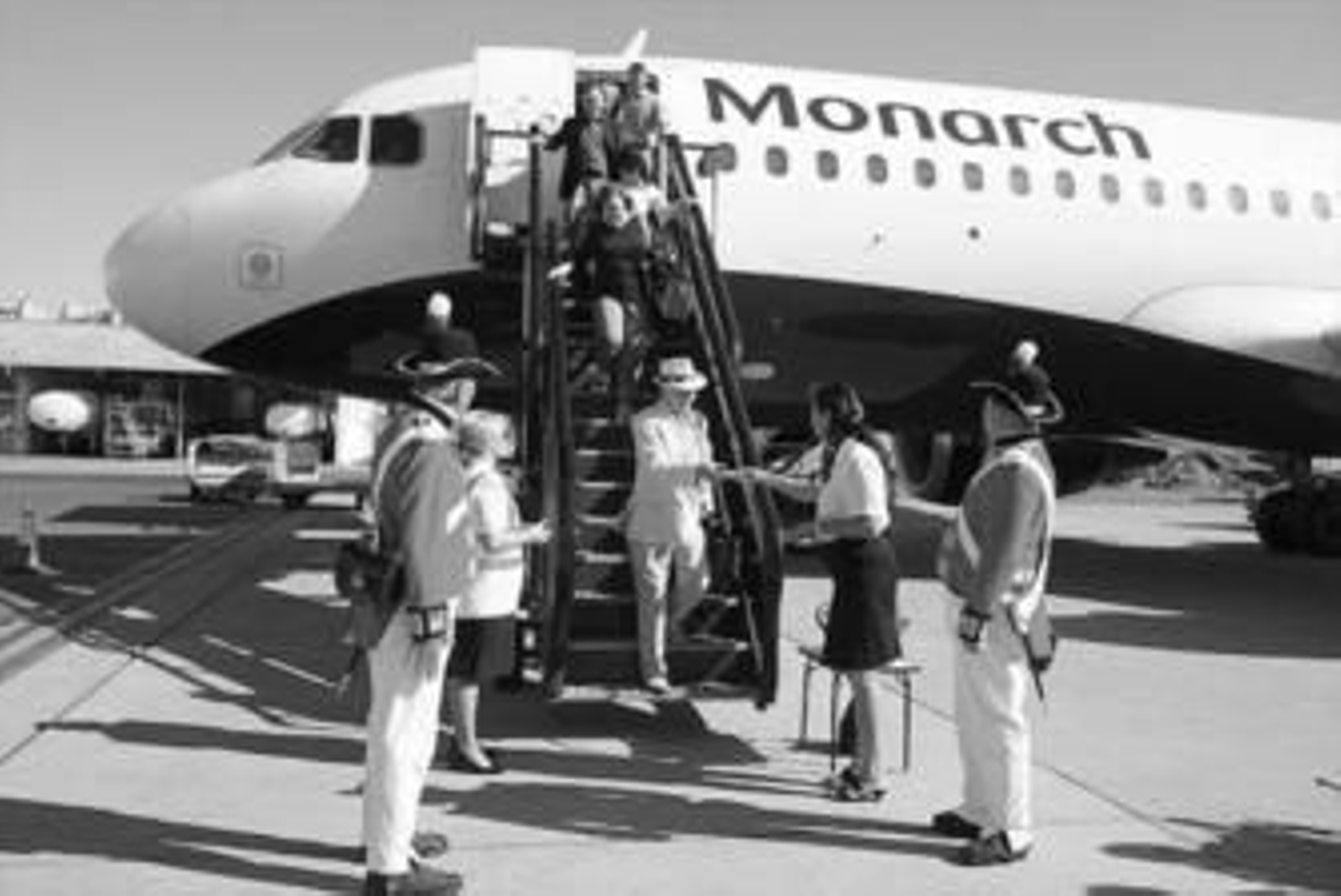 Turismo entrega miniaturas a los pasajeros del primer vuelo de Monarch.