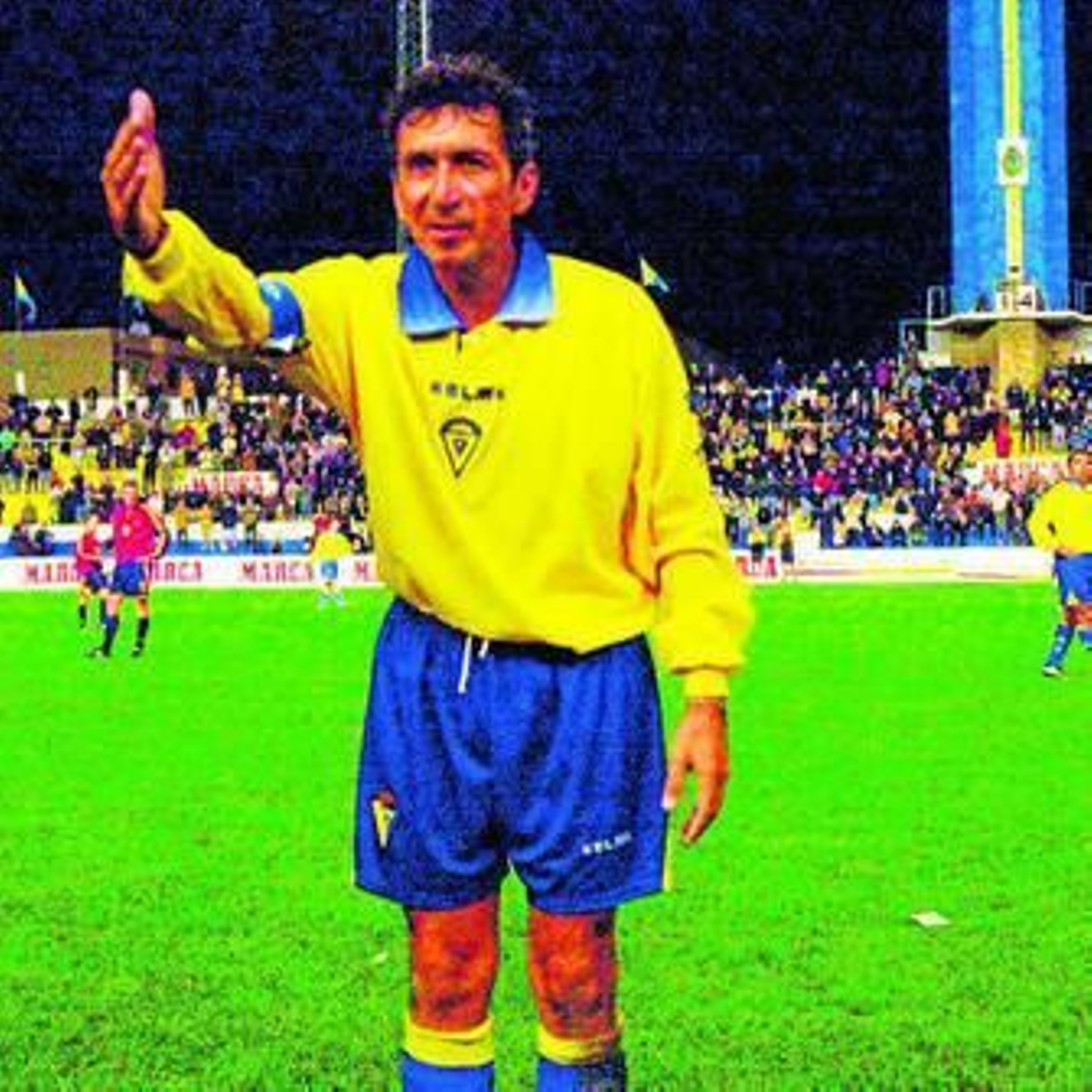 Mágico González saluda en 2001 desde el césped del Carranza cuando vino de su país para ser homenajeado.