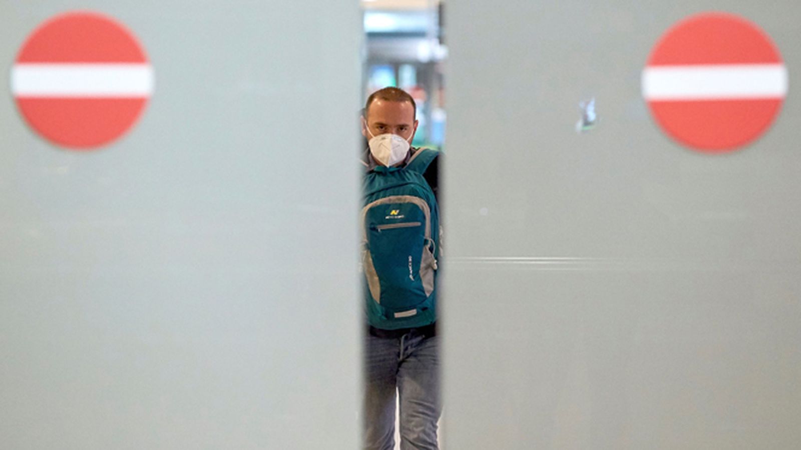 Un viajero a su llegada al Aeropuerto del Prat en Barcelona.