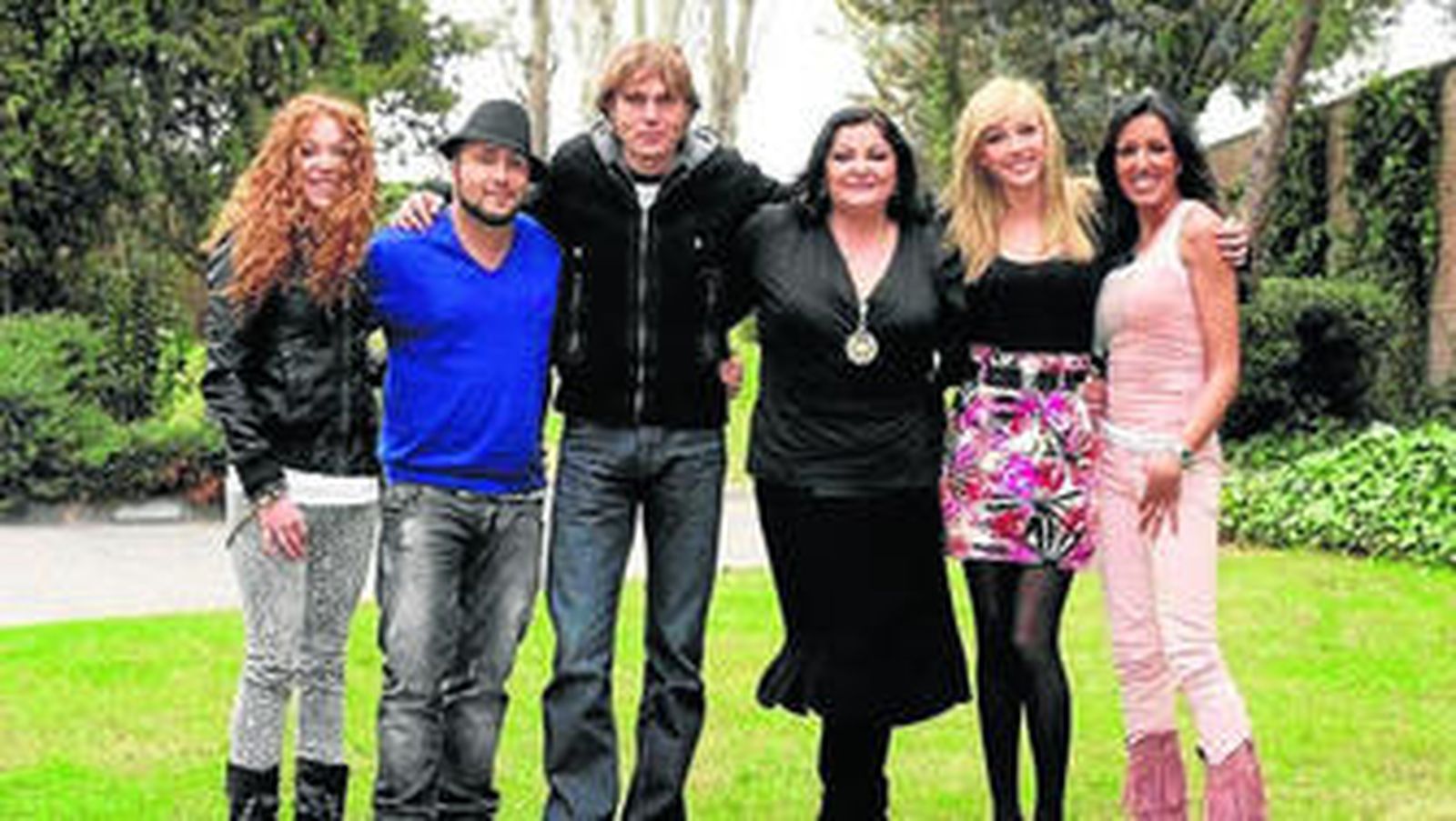 La presentadora, Anna Simón (segunda por la dcha.), junto a algunos de los colaboradores del programa.