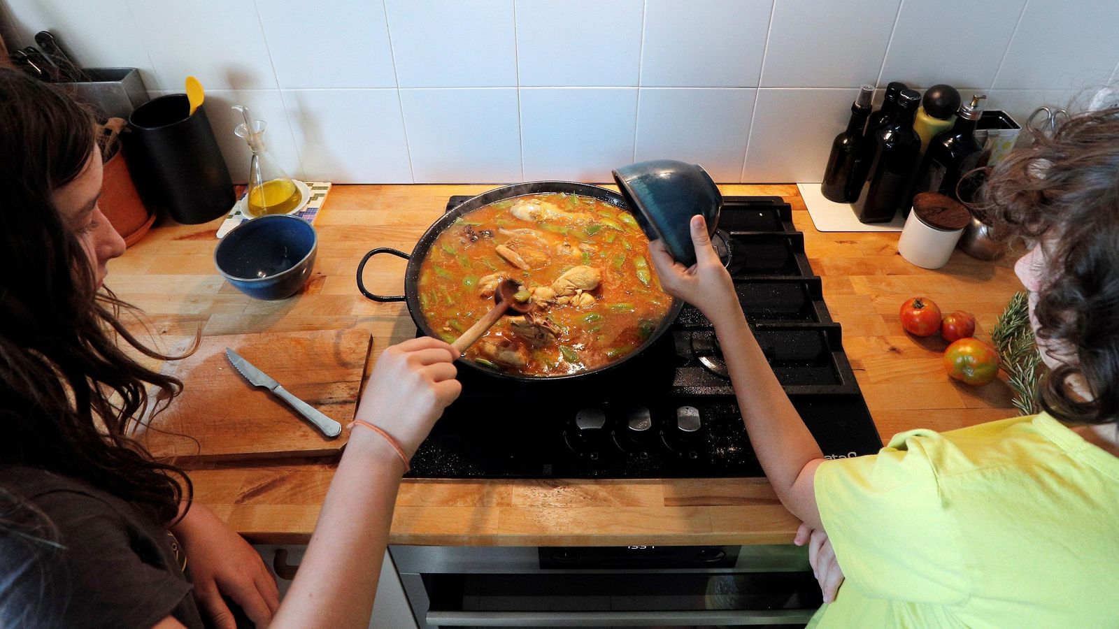 Cocinar en casa, una actividad familiar.
