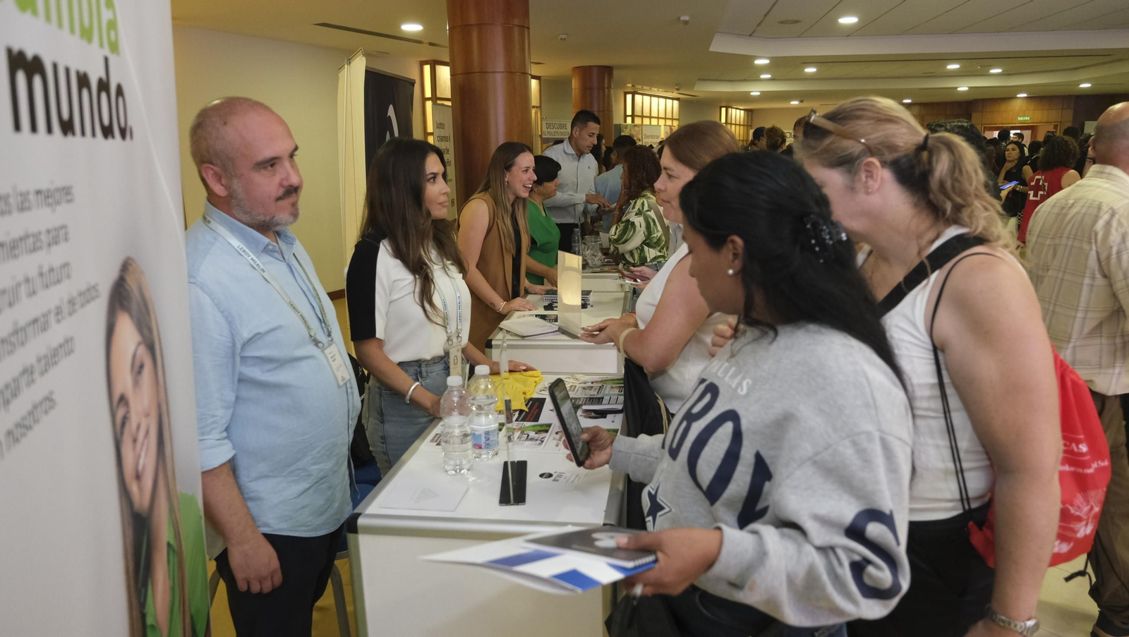 I Feria de Empleo Cruz Roja de Almería, en imágenes