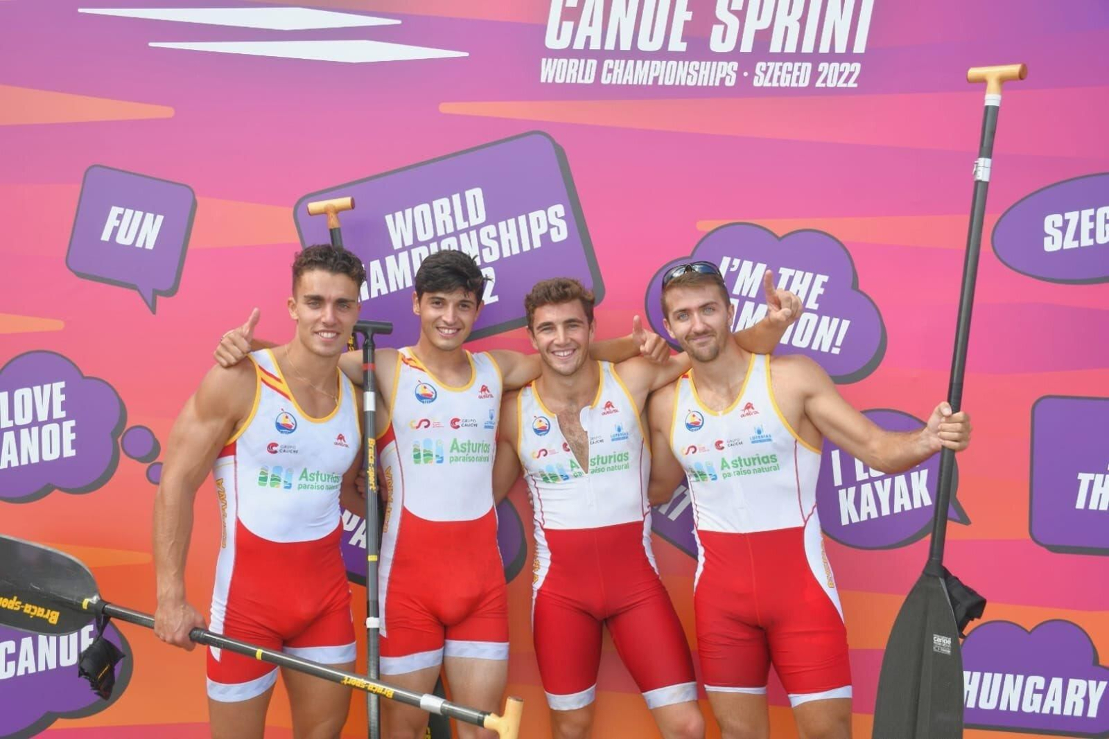 Cayetano García de la Borbolla, tercero por la izquierda con el bote campeón en C-4.