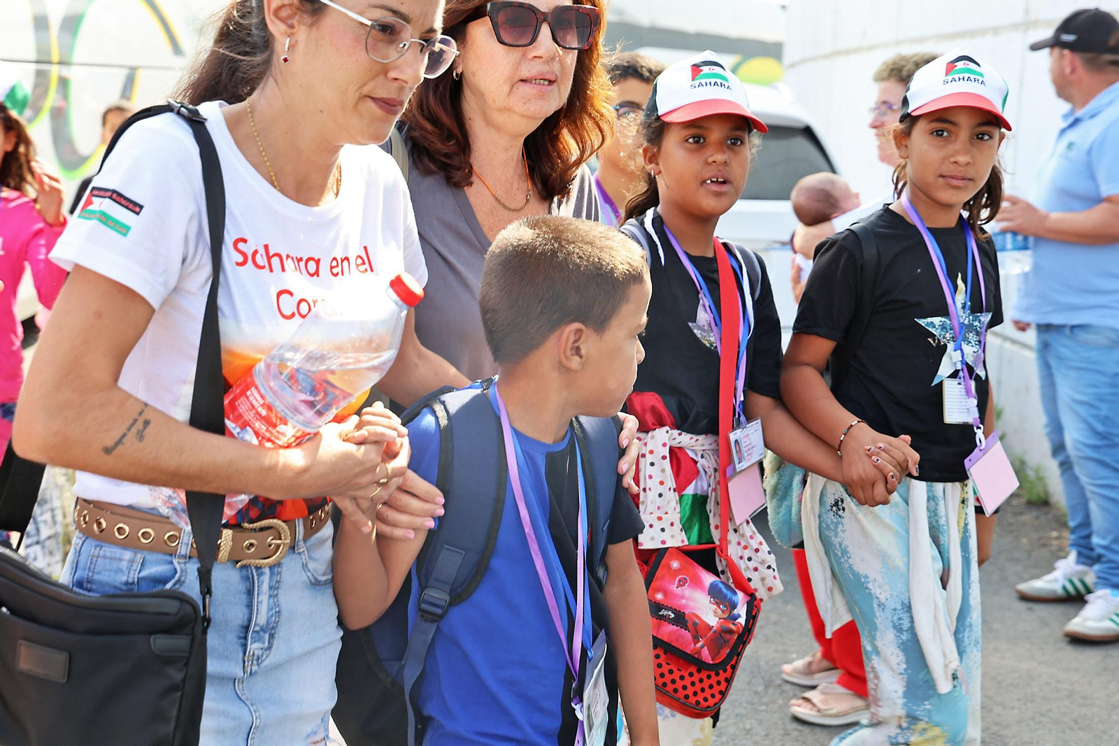 Imágenes del recibimiento a los  niños procedentes de los campamentos saharauis que pasarán sus vacaciones en Huelva