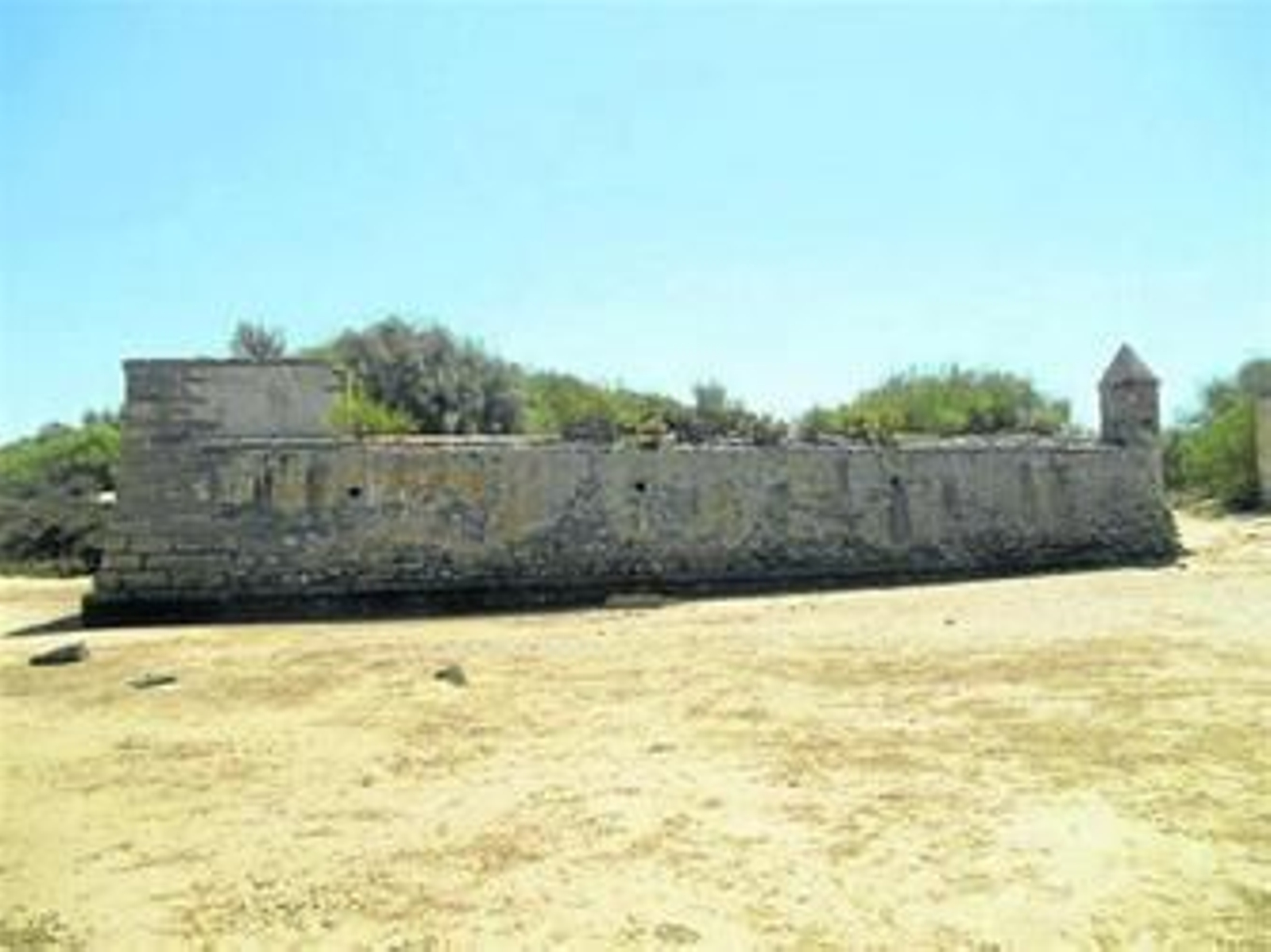 1. Una imagen de la batería de Urrutia (también llamada de la Barca de Sancti Petri o de Blake) emplazada en la Punta del Boquerón, en uno de los parajes naturales más bellos de todo el término municipal.  2. Acceso a la batería desde el sendero del Parque Natural que a diario, especialmente en verano, recorren numerosas personas desde la playa de Camposoto.    3. Interior de la batería de San Genís, también en Camposoto. Aunque la fortificación permanece casi oculta por una gran duna de arena, cuenta con varios accesos que permiten su entrada a los visitantes. 4. Uno de los accesos a la batería de San Genís, emplazada casi al final de la Punta. (Fotos: A.Castro Haro)