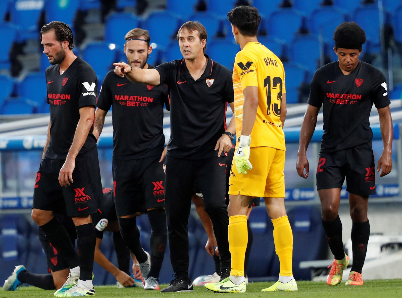 Lopetegui da órdenes a Bono ante Franco Vázquez, Gudelj y Koundé.