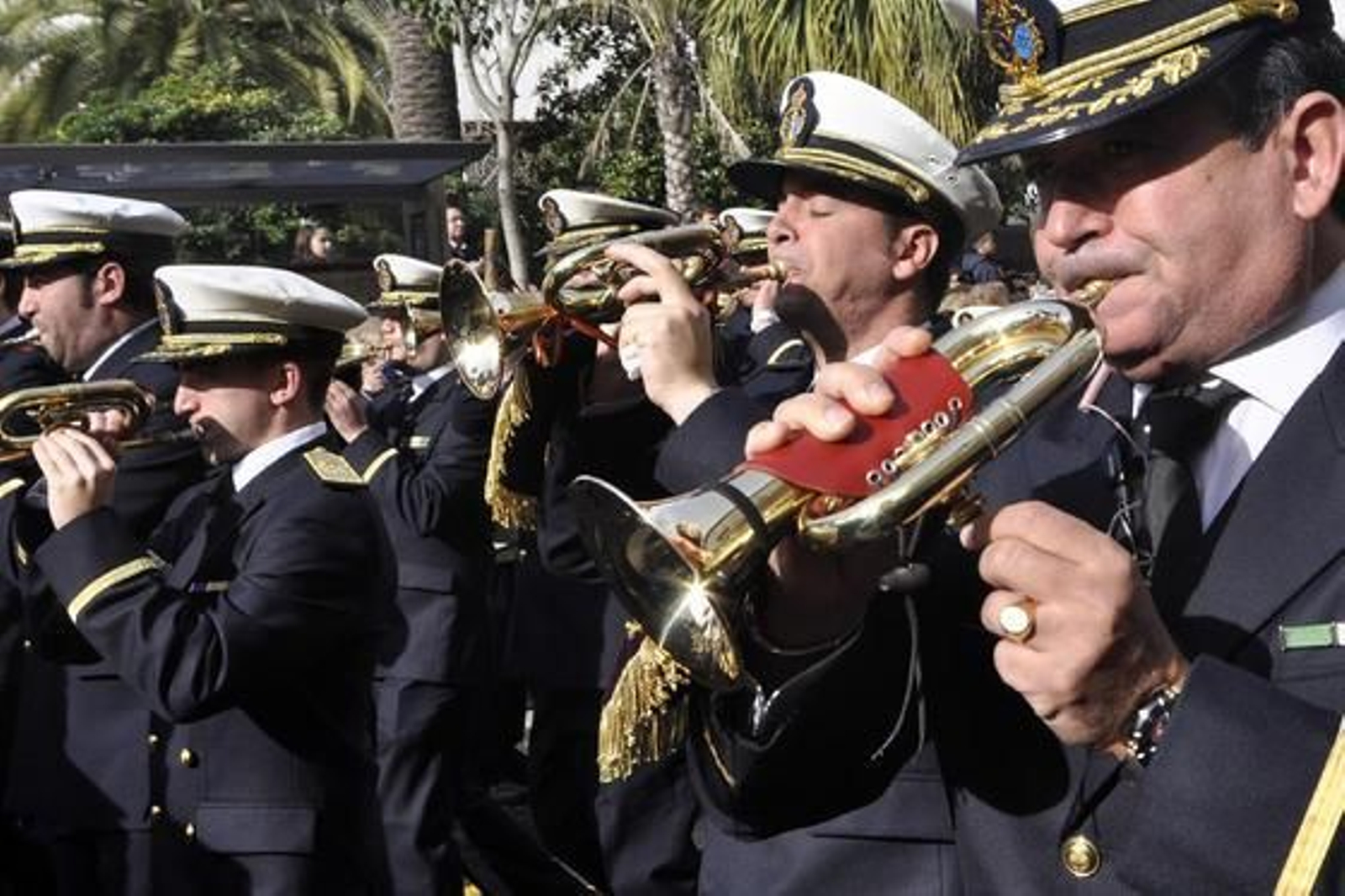 Setenta bandas procesionales de toda España desfilan por Sevilla. / Manuel Gómez