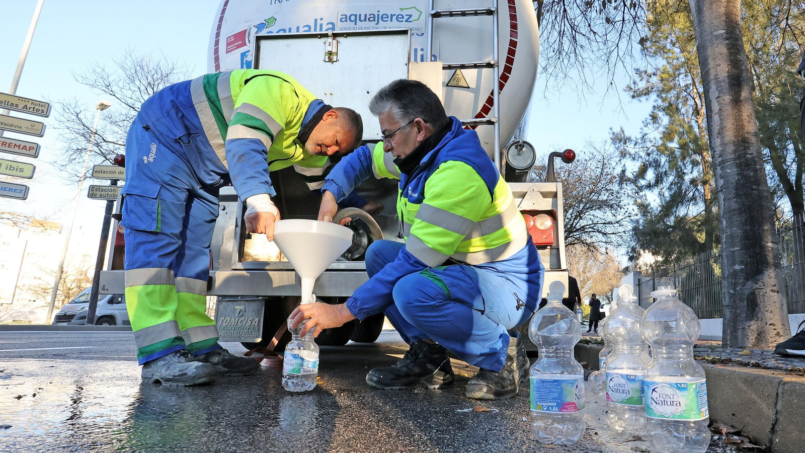 Imágenes del reparto de agua en Vallesequillo