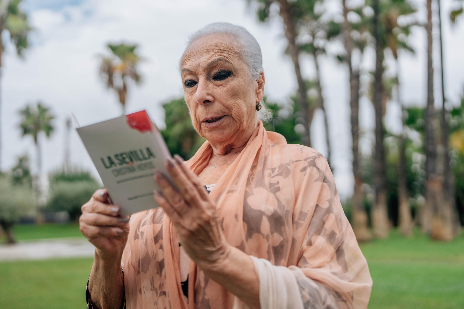 Cristina Hoyos en los jardines del Hotel Barceló Sevilla Renacimiento