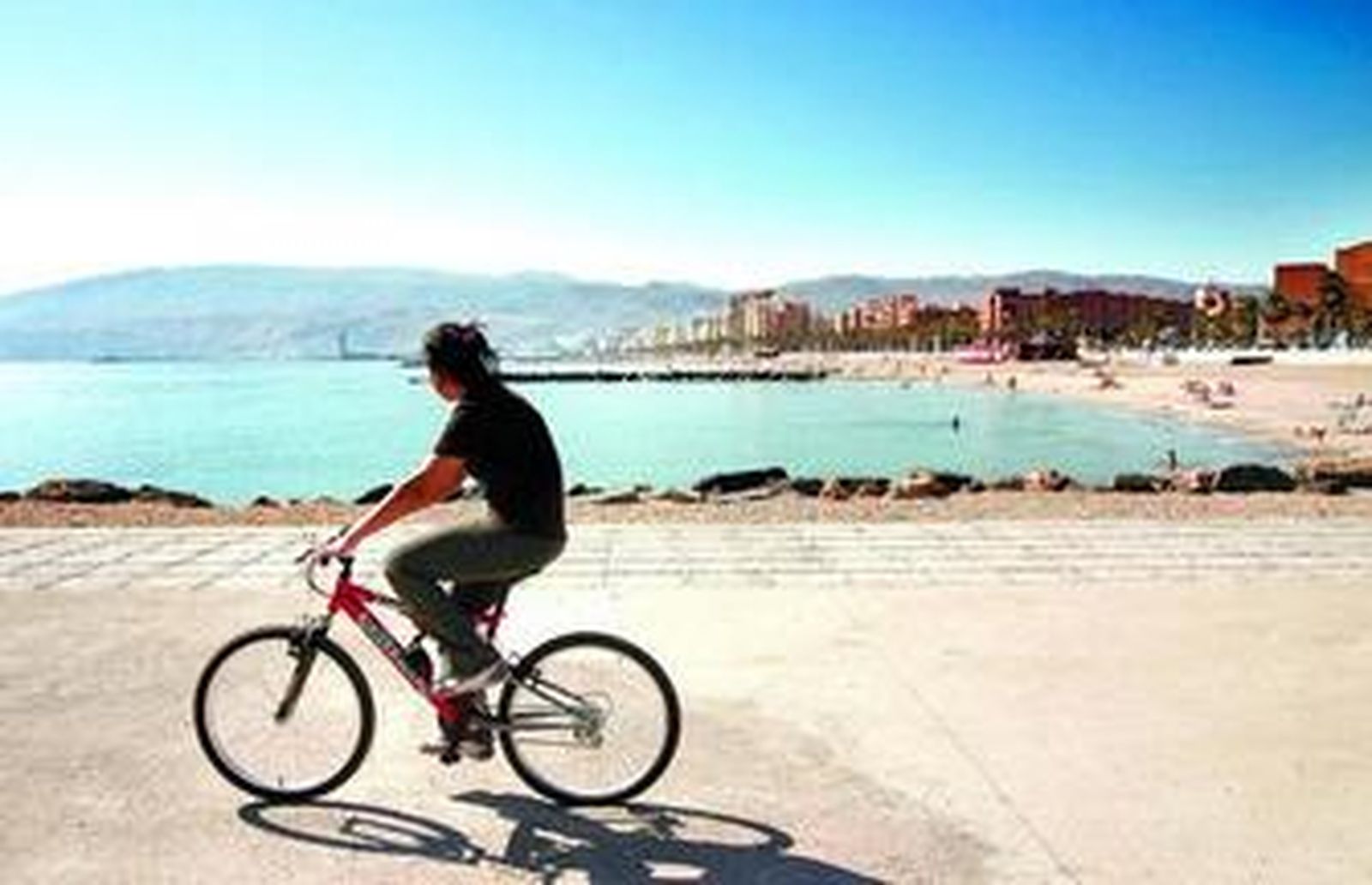 Una ciclista observa el litoral capitalino.