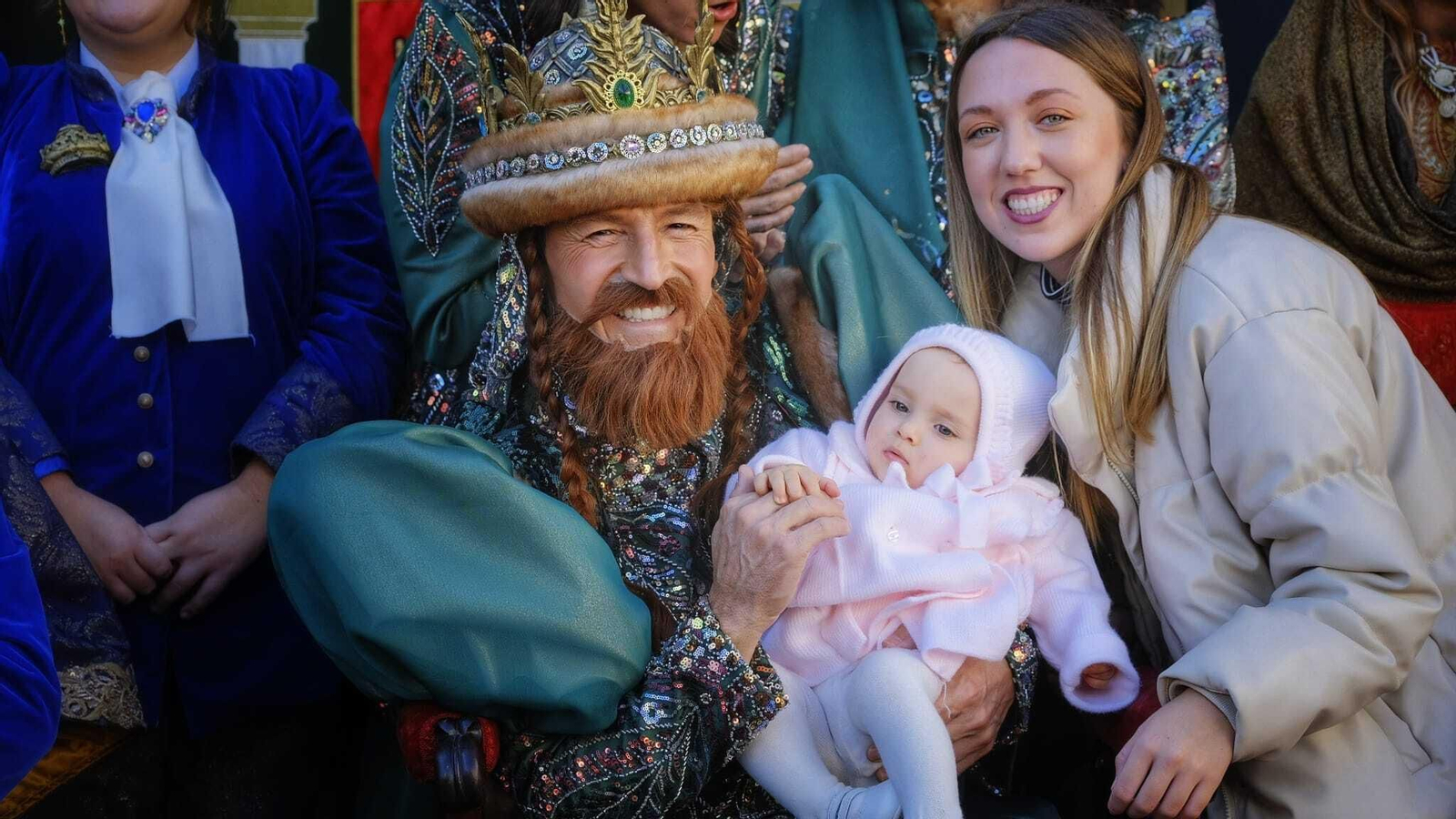 Imágenes de los Reyes Magos recorriendo Cádiz el 5 de enero