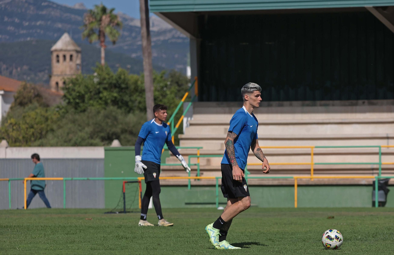 Fotos del primer entrenamiento del Algeciras CF de la pretemporada 2024/2025 en Los Barrios