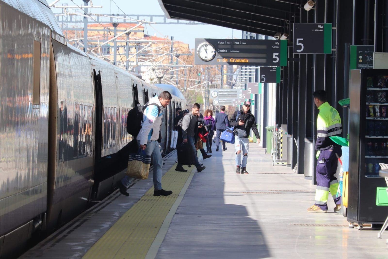 Llegada del primer AVE entre Granada y Madrid tras el accidente de Adamuz