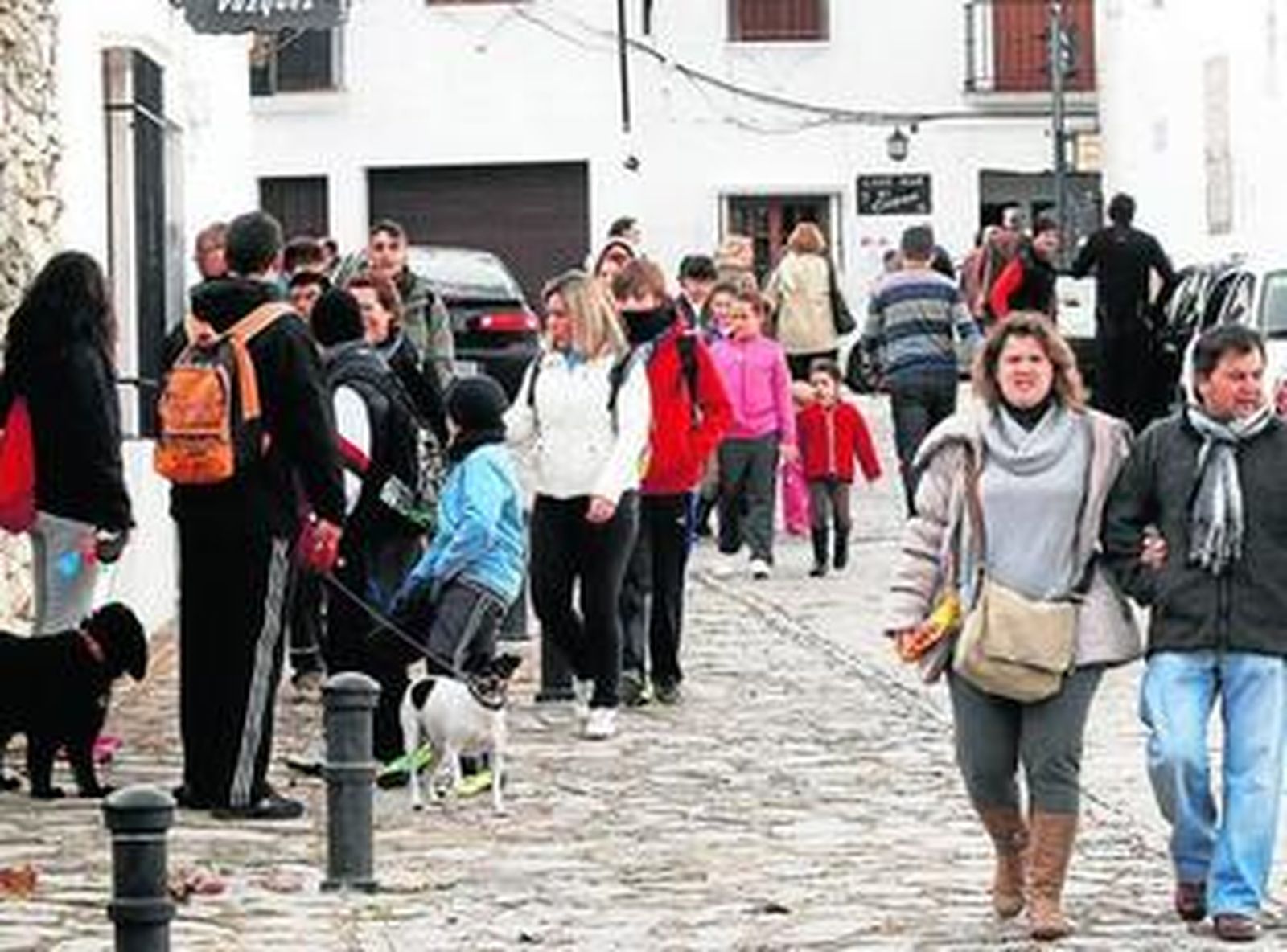 Numerosos visitantes transitan por una de las calles de Grazalema.