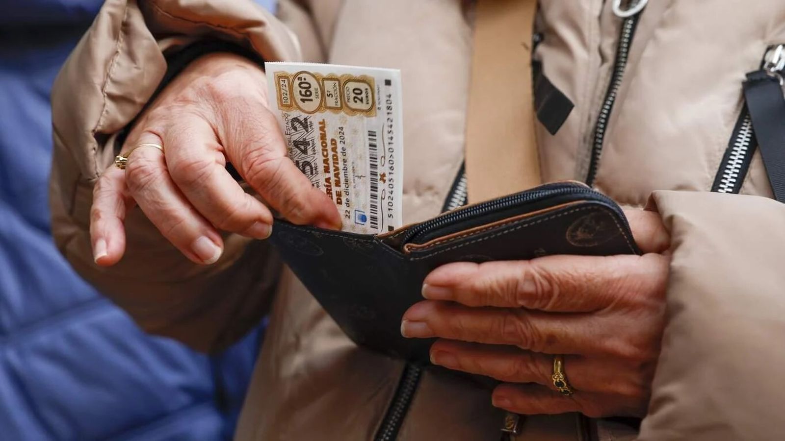 Una persona guarda un décimo de lotería