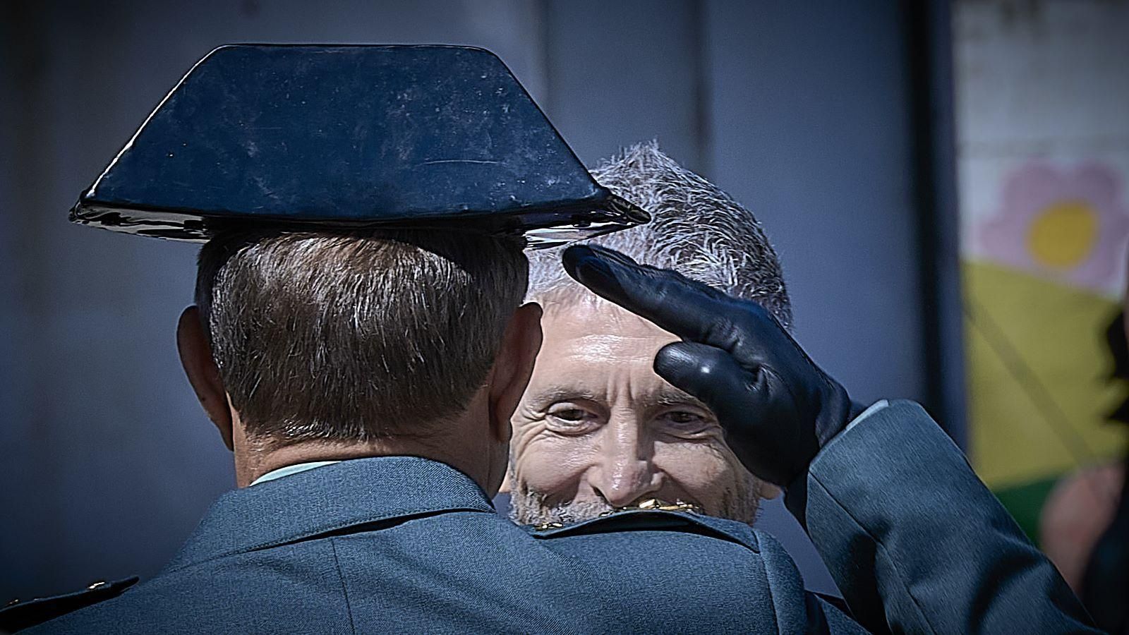 Un mando de la Guardia Civil saluda a Grande-Marlaska a su llegada a Chiclana.