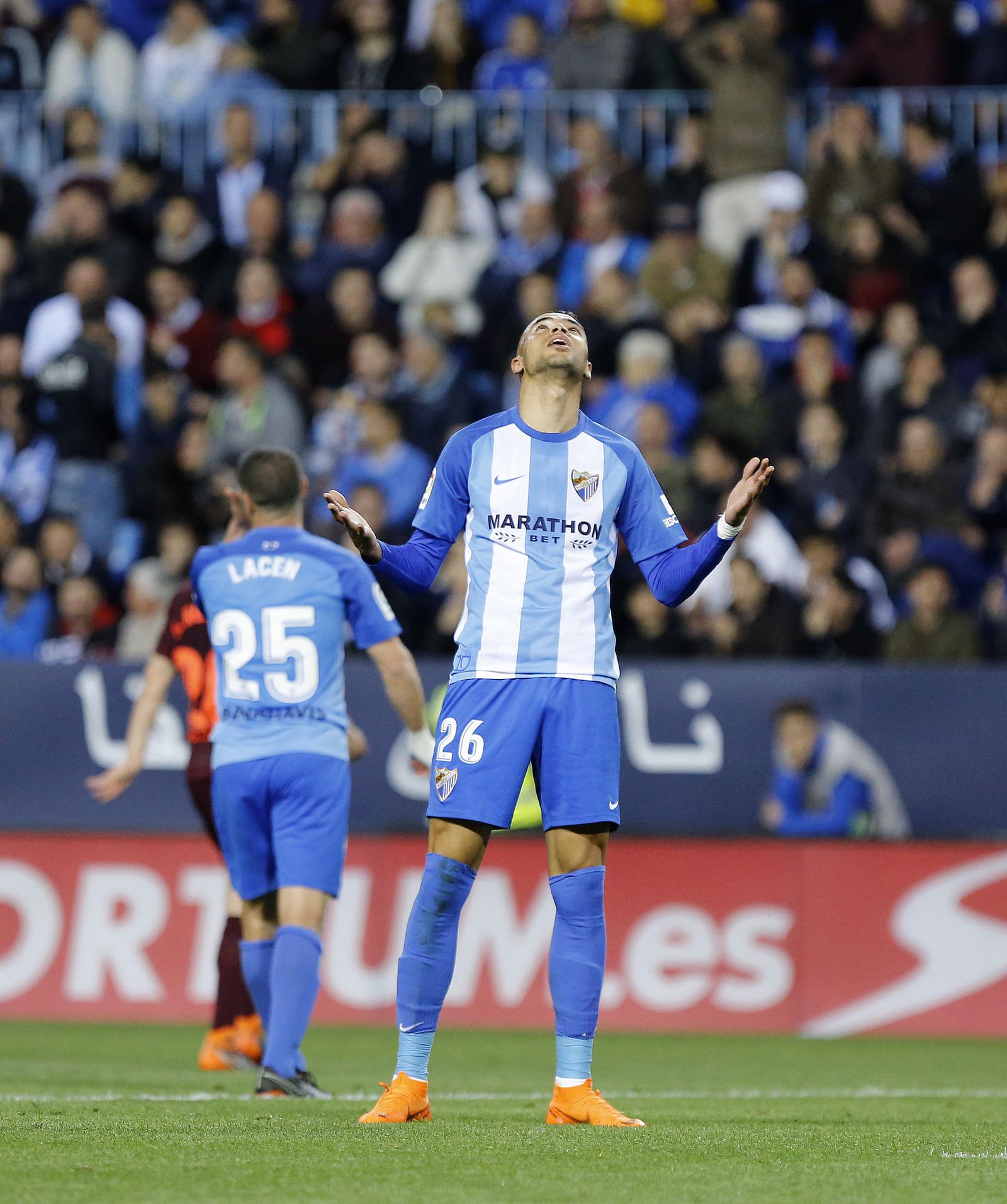 En-Nesyri se lamenta de una ocasión errada durante un partido de la presente temporada ante el Fútbol Club Barcelona en La Rosaleda.