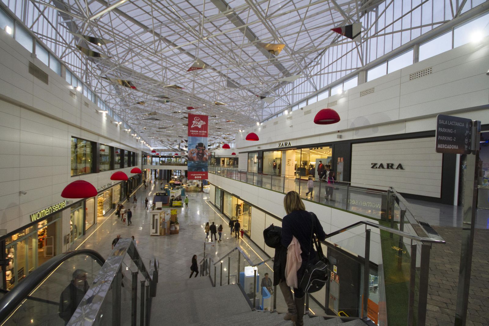 La sentencia admite como acreditado que el acusado dio un cachete y tocó a dos mujeres cuando subían por las escaleras del centro comercial .