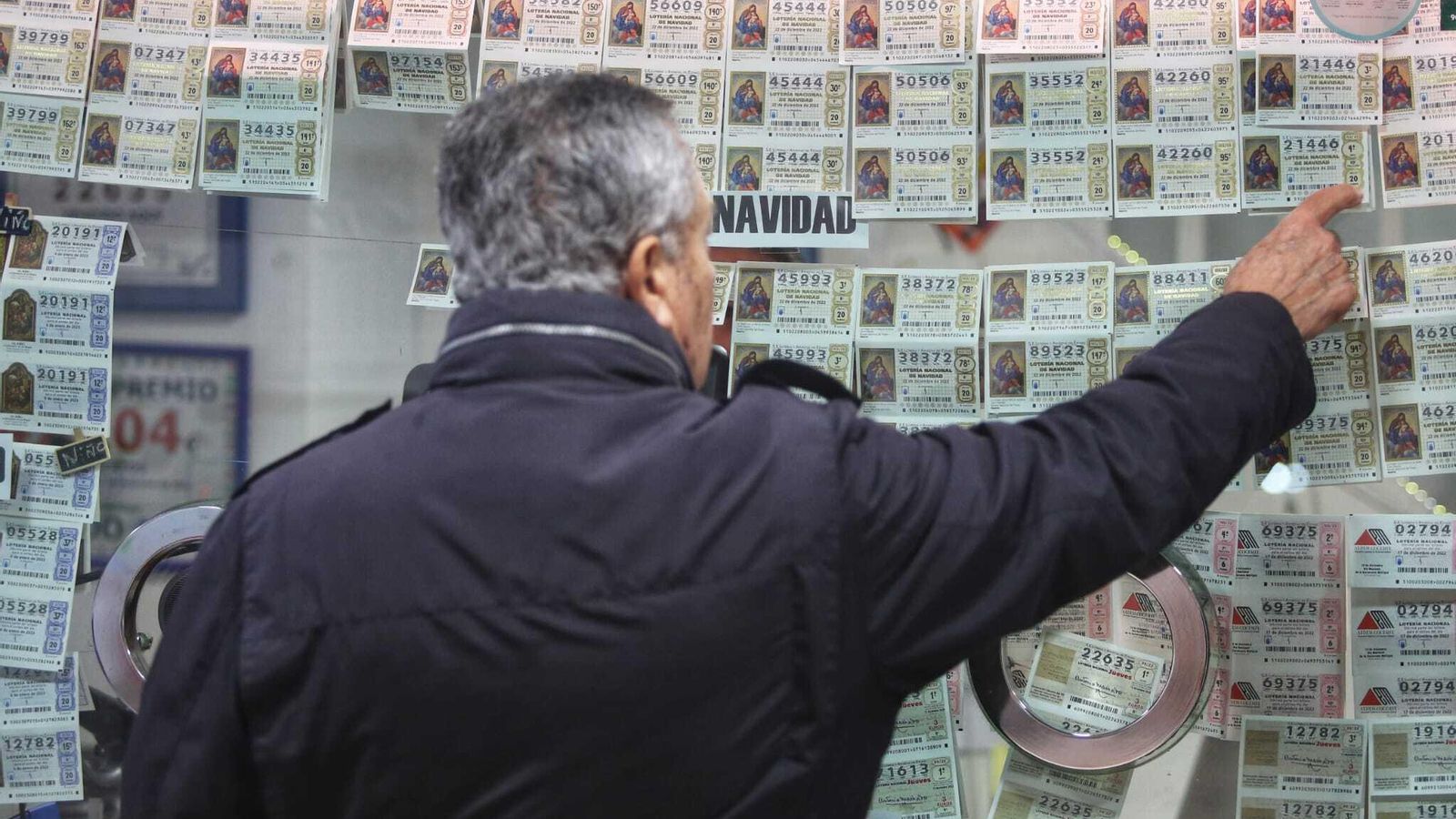 Un cliente pidiendo un número de Lotería de Navidad