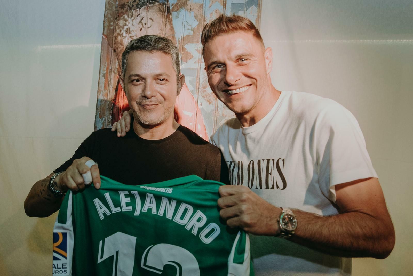 Alejandro Sanz posa junto a Joaquín con una camiseta del Betis.