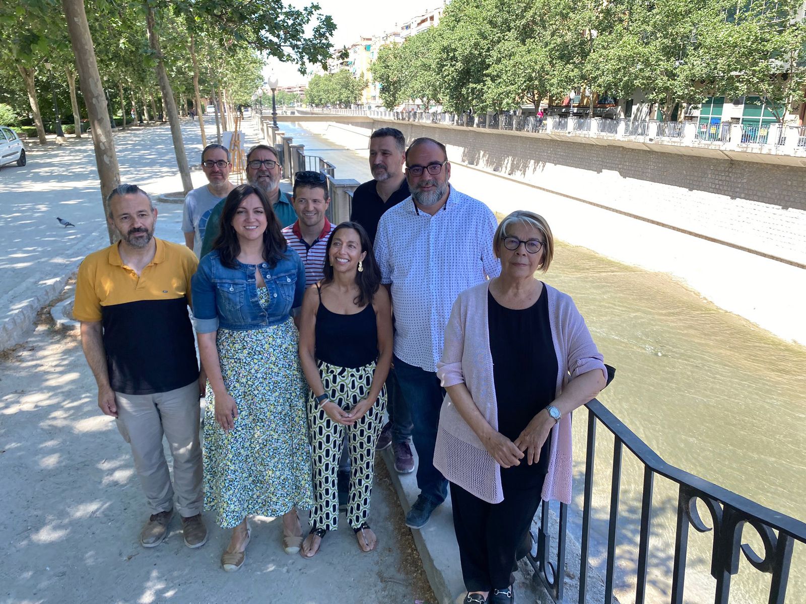 El equipo de Granada Unida junto al río.